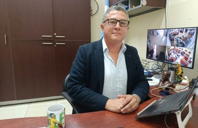 Juan Pablo Trampuz es un periodista manabita que actualmente trabaja como periodista y ejerce como docente en la Universidad Eloy Alfaro de Manabí.