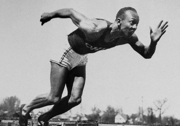 Jesse Owens falleció de cáncer de pulmón en 1980, a los 66 años, dejando un legado imborrable en el mundo del deporte y en la lucha por los derechos civiles.
