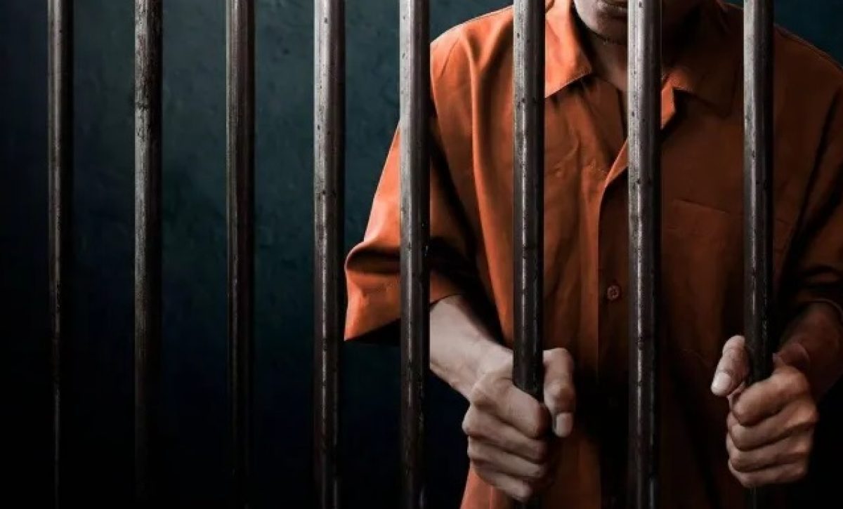 Un adolescente de 17 años fue aislado con fines investigativos tras ser acusado de extorsionar a comerciantes en Jipijapa.