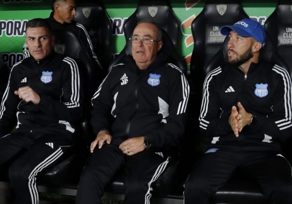 Jorge Célico, exdirector técnico de Emelec,reveló que el club le adeuda tres meses y medio de sueldo.