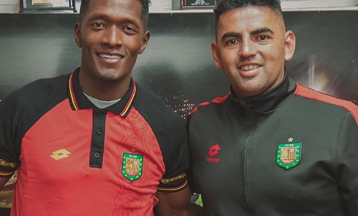 Jorge Ordóñez (izq.) junto a Luis Miguel Escalada del Deportivo Cuenca.