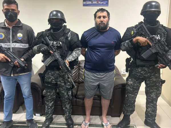 José Adolfo Macías Villamar permanece bajo estricto resguardo policial y militar hasta definir su futuro legal ante posible extradición.
