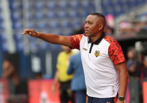 Juan Carlos León se defiende de quienes dudan de su capacidad para dirigir un club grande y denuncia arbitraje “injusto” ante Barcelona SC. León.