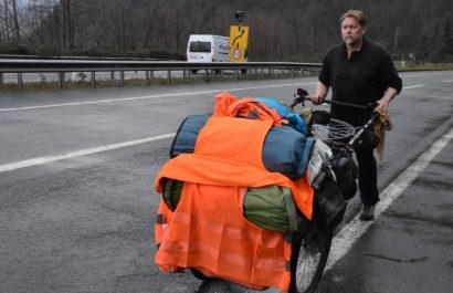 Karl Bushby, un exmilitar británico de 56 años, continúa su travesía épica iniciada en 1998, caminando desde Punta Arenas, Chile.