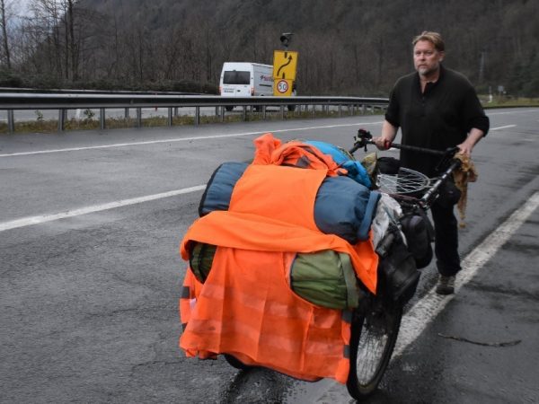 Karl Bushby, un exmilitar británico de 56 años, continúa su travesía épica iniciada en 1998, caminando desde Punta Arenas, Chile.