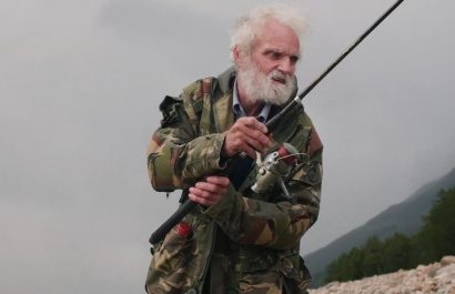 Ken Smith, un inglés de 66 años, ha vivido durante cuatro décadas en una cabaña improvisada junto a un lago en las tierras altas de Escocia.