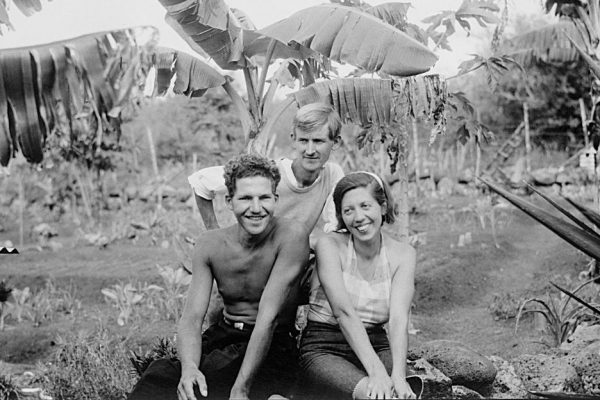 La baronesa von Wagner y sus dos amantes: Robert Philippson y Rudolf Lorenz en la Hacienda Paraíso en la isla Floreana.