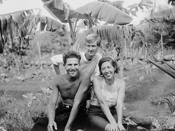 La baronesa von Wagner y sus dos amantes: Robert Philippson y Rudolf Lorenz en la Hacienda Paraíso en la isla Floreana.