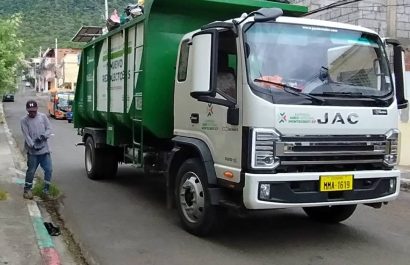 Uno de los nuevos carros recolectores de basura durante el servicio de recolección.