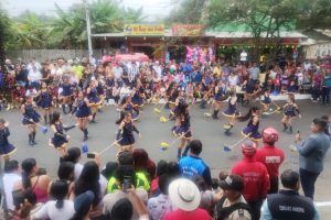 Estudiantes de varios planteles educativos participaron en el tradicional desfile.