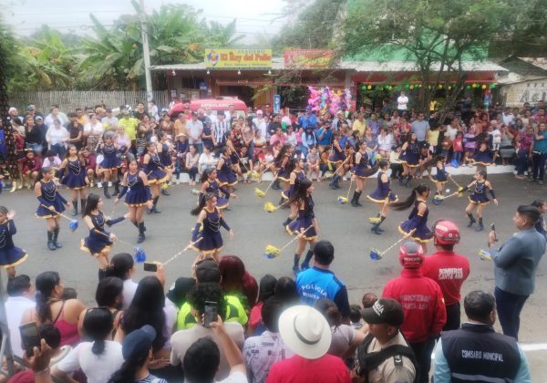 Estudiantes de varios planteles educativos participaron en el tradicional desfile.