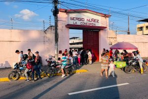 La Concordia aglomeración y riesgos diarios en ingreso y salida de escuela Sergio Núñez