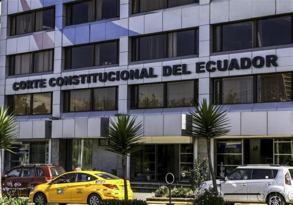 La Corte Constitucional, como máximo intérprete de la Carta Magna, tiene la responsabilidad de resolver si las normativas se ajustan al marco legal del país.