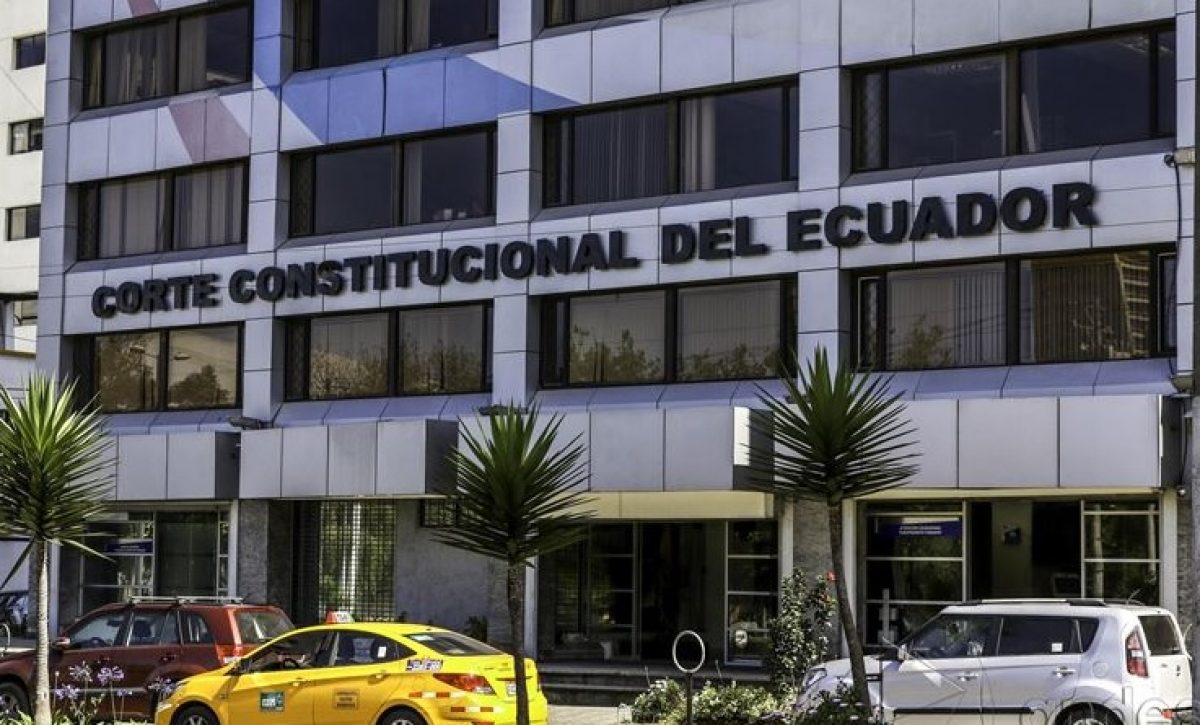 La Corte Constitucional, como máximo intérprete de la Carta Magna, tiene la responsabilidad de resolver si las normativas se ajustan al marco legal del país.