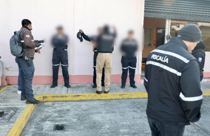 La Fiscalía General del Estado (FGE) ejecutó múltiples allanamientos como parte del Caso Depuración Azul.