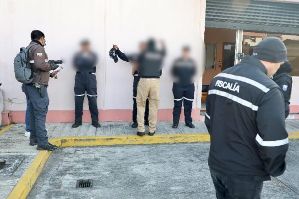 La Fiscalía General del Estado (FGE) ejecutó múltiples allanamientos como parte del Caso Depuración Azul.