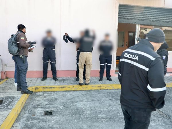 La Fiscalía General del Estado (FGE) ejecutó múltiples allanamientos como parte del Caso Depuración Azul.