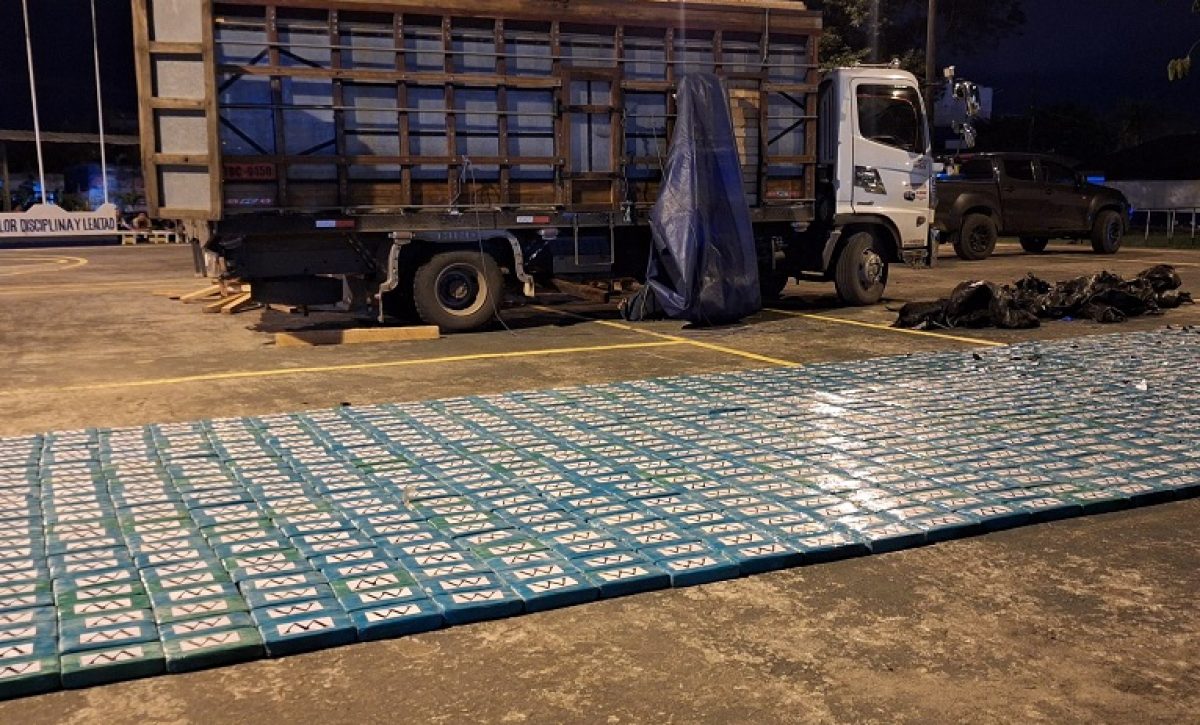 La Policía Nacional decomisó una tonelada de clorhidrato de cocaína en un operativo realizado en Santo Domingo de los Tsáchilas.