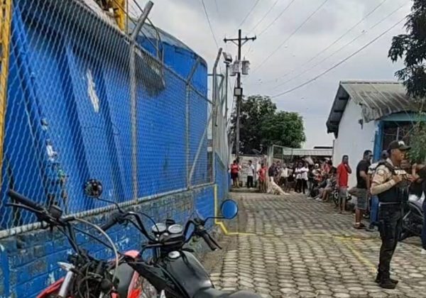 La Policía llegó al lugar para investigar las causas de la muerte de los tres obreros.