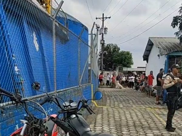 La Policía llegó al lugar para investigar las causas de la muerte de los tres obreros.