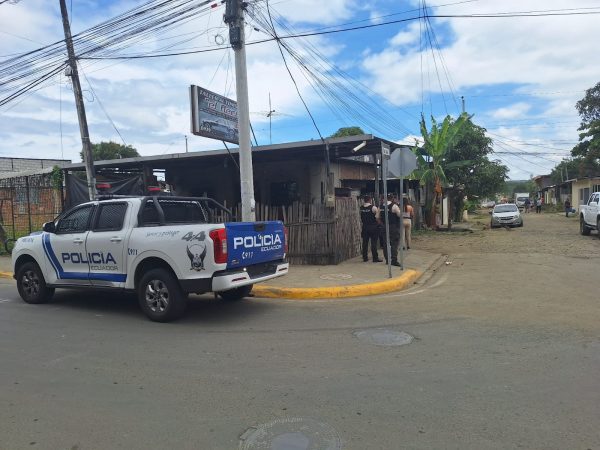 La Policía llegó hasta el taller donde ocuerrió el ataque armado que dejó dos heridos.