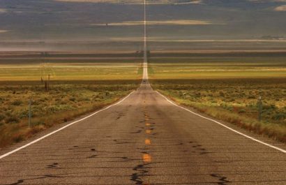 La Ruta 50, conocida como la carretera más extensa y solitaria de América, atraviesa Estados Unidos de costa a costa.