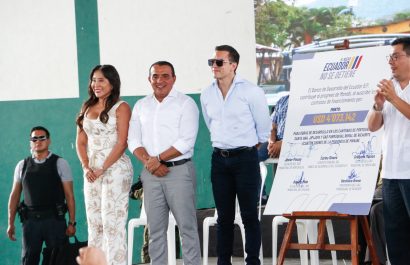 La alcaldesa Ángela Plúa recibiendo el cheque del crédito durante la visita del presidente Daniel Noboa.