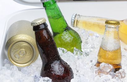 ¿La cerveza sabe mejor en botella que en lata? Esto dice la ciencia sobre esta percepción humana