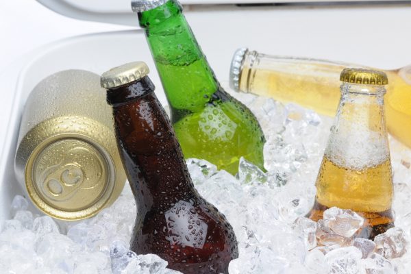 ¿La cerveza sabe mejor en botella que en lata? Esto dice la ciencia sobre esta percepción humana