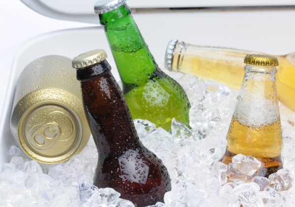 ¿La cerveza sabe mejor en botella que en lata? Esto dice la ciencia sobre esta percepción humana