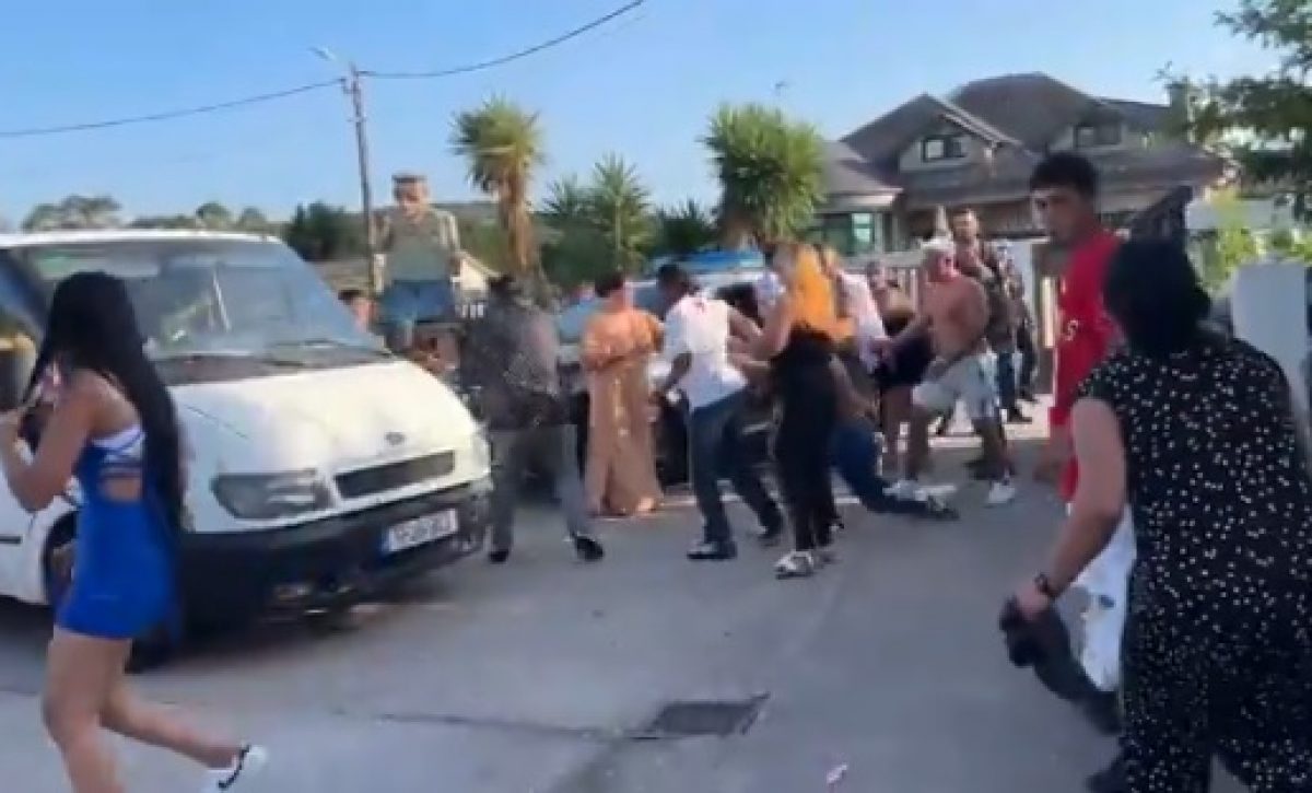La ciudad de La Coruña, España, permanece en tensión tras una violenta pelea entre dos familias durante una pedida de mano.