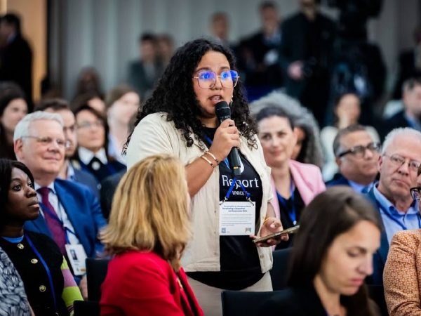 La ecuatoriana Aliz Pinto, de 18 años, sorprende en un foro mundial con su propuesta contra incendios