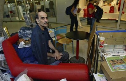 La historia de Mehran Karimi Nasseri, un iraní que vivió 18 años en el aeropuerto Charles de Gaulle de París, inspiró a que se filmara una película.