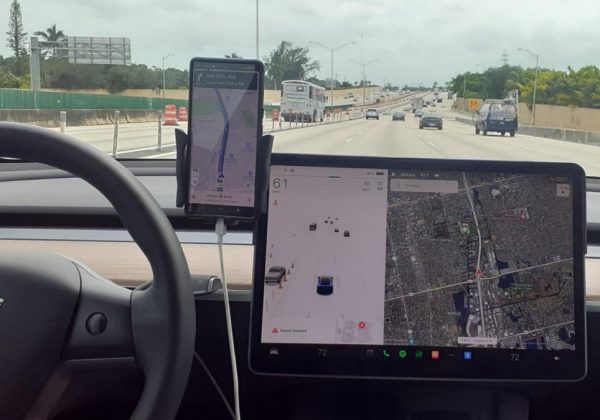 La mayoría de los consultados prefirió Google Maps y Waze, navegadores que alertan de accidentes, fenómenos climatológicos, desvíos y obras cercanas en la vía. (Kike Perdomo)