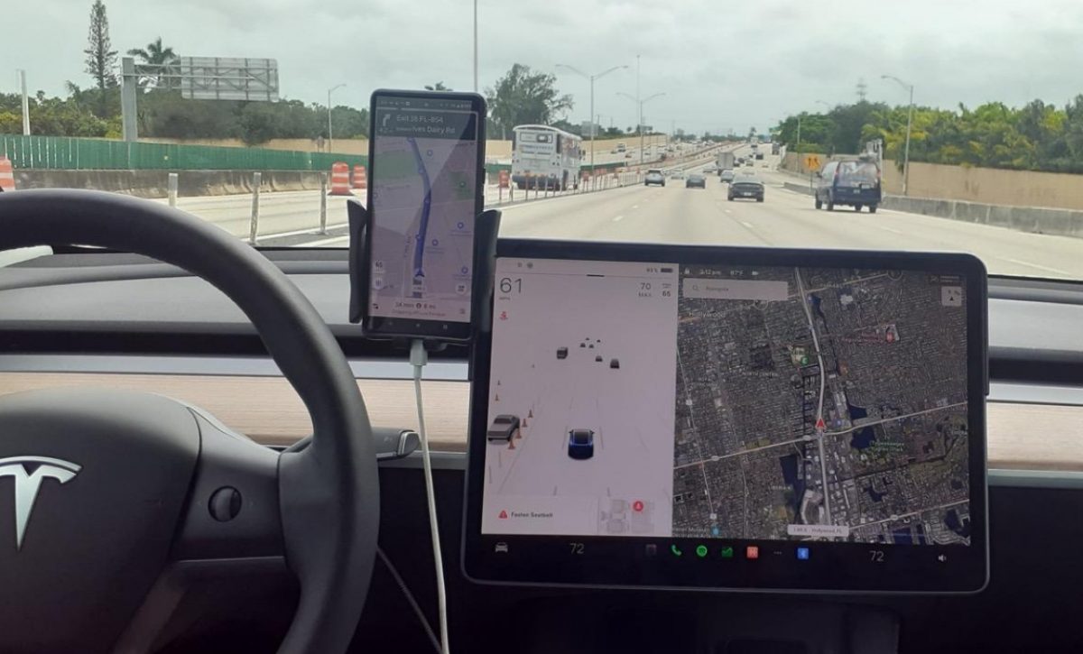 La mayoría de los consultados prefirió Google Maps y Waze, navegadores que alertan de accidentes, fenómenos climatológicos, desvíos y obras cercanas en la vía. (Kike Perdomo)