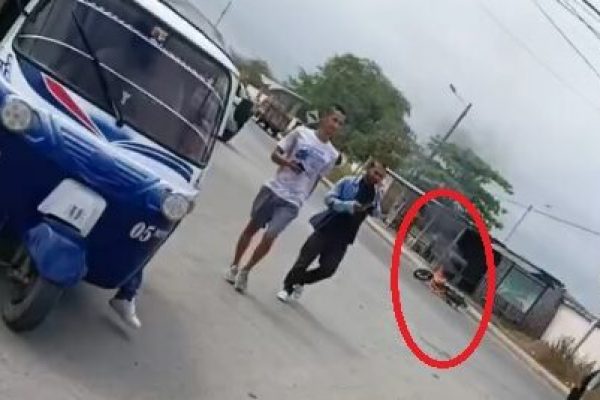 La motocicleta fue quemada por los turistas que estaban en un restaurante.