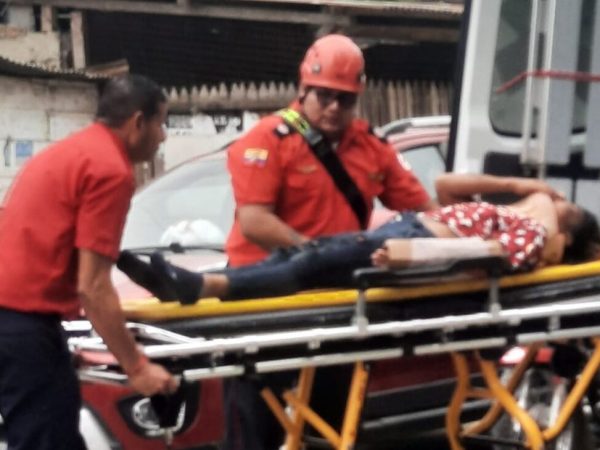 La mujer herida tuvo que ser trasladada a una casa de salud para descartar lesiones.