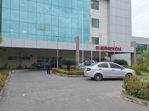 La mujer se encuentra bajo pronóstico reservado en una casa de salud en Portoviejo.