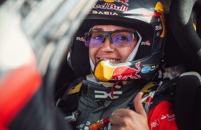 La piloto española Cristina Gutiérrez ha renovado su contrato con el equipo Dacia para competir en el Rally Dakar durante dos temporadas adicionales, hasta 2027.