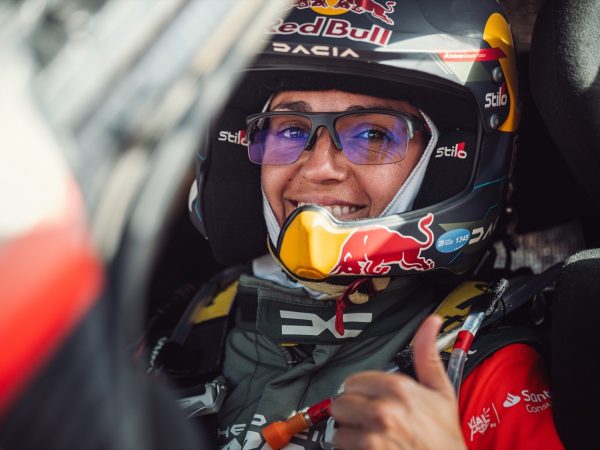 La piloto española Cristina Gutiérrez ha renovado su contrato con el equipo Dacia para competir en el Rally Dakar durante dos temporadas adicionales, hasta 2027.