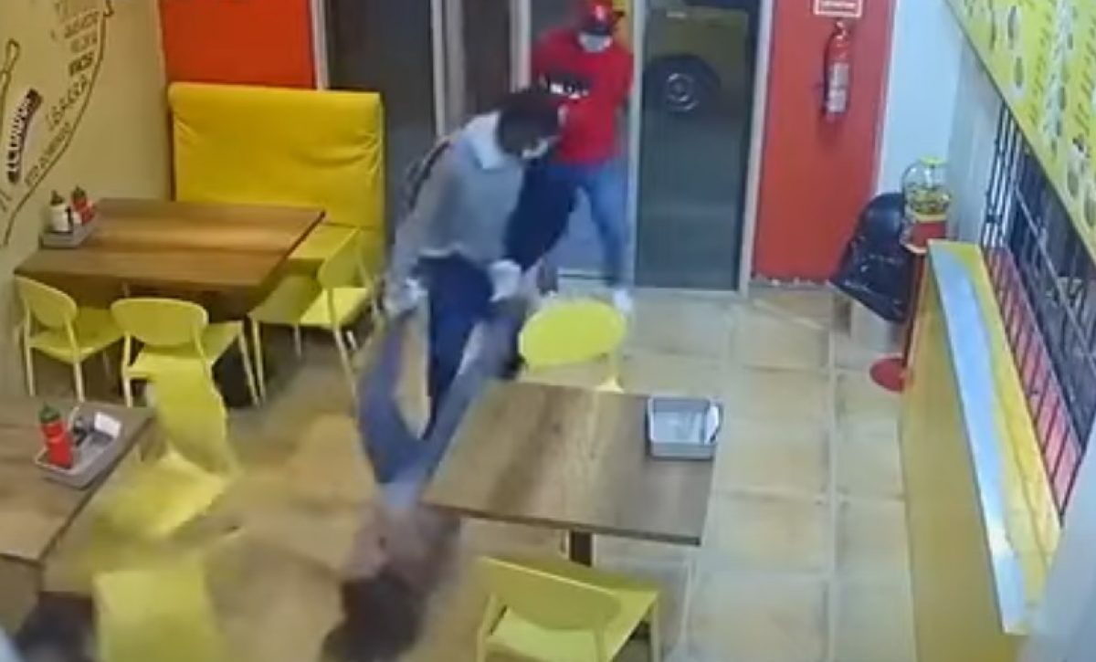 La propietaria de un asadero de pollos fue secuestrada por varios hombres armados la noche del lunes 16 de junio de 2025 en Daule