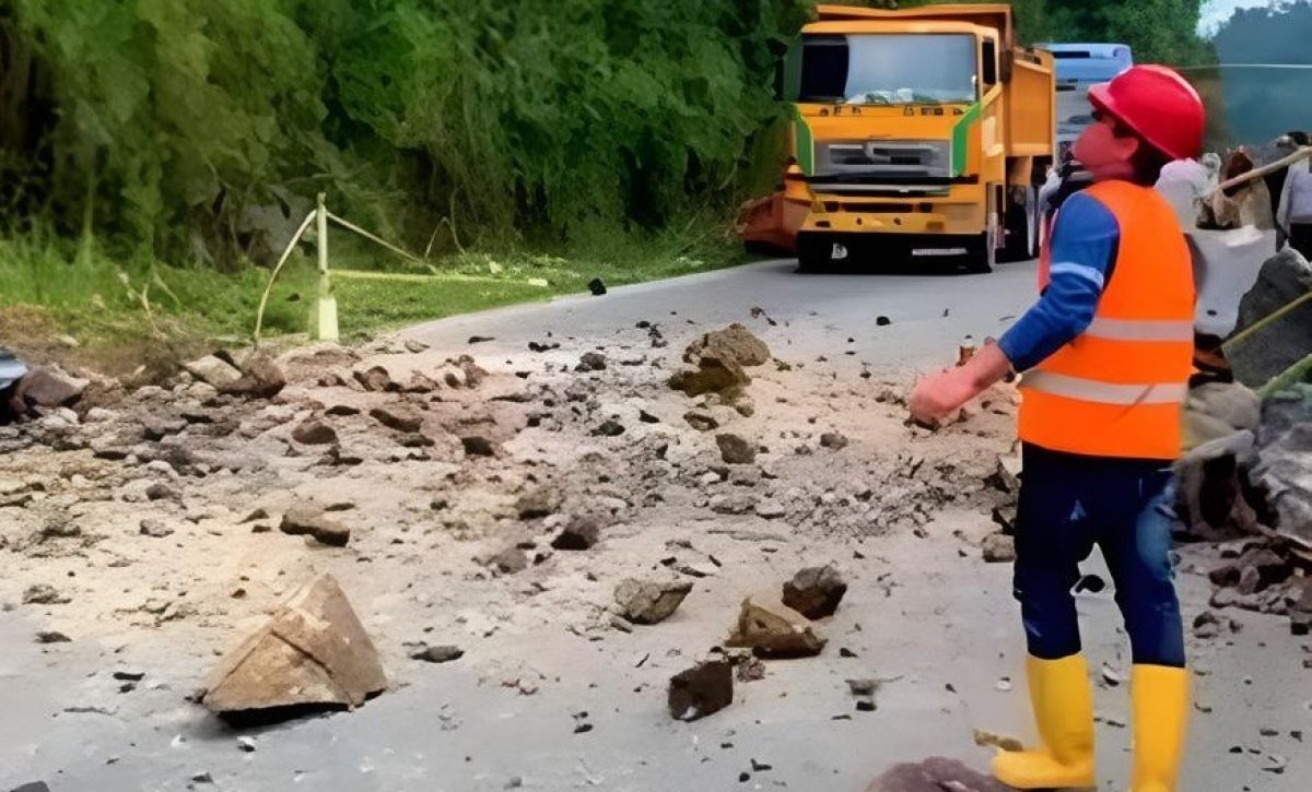 La vía Alóag-Santo Domingo está abierta tras el deslizamiento de rocas, pero continúan los trabajos de estabilización en el km 83.