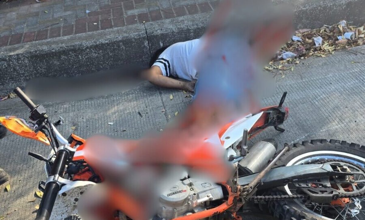 La víctima quedó tirada junto a la motocicleta que conducía.