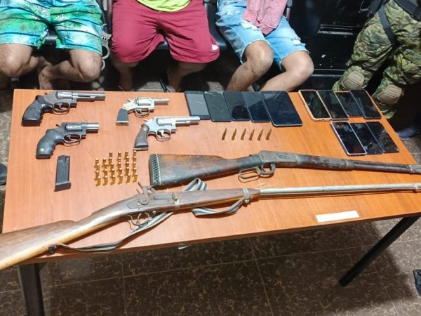 Las Fuerzas Armadas de Ecuador destruyeron más de 6.800 armas, municiones y accesorios incautados al crimen organizado.