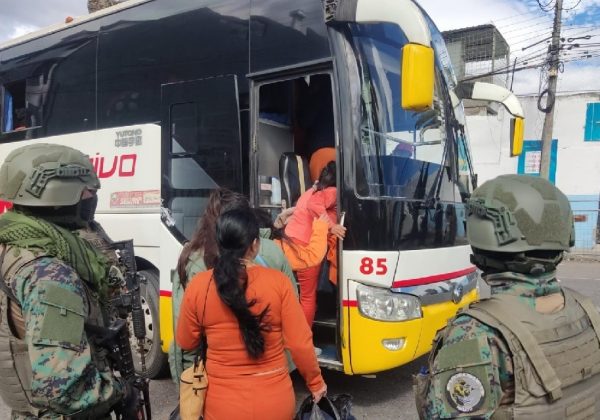 Las Fuerzas Armadas de Ecuador trasladaron a 42 mujeres colombianas, privadas de libertad, hasta el Puente Internacional de Rumichaca,