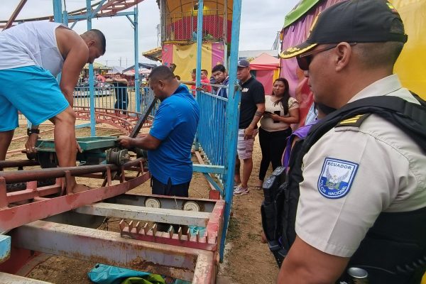 Las autoridades inspeccionan las reparaciones en el juego mecánico que sufrió desperfectos.