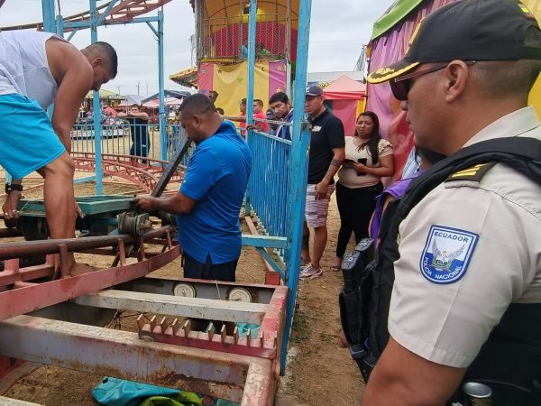 Las autoridades inspeccionan las reparaciones en el juego mecánico que sufrió desperfectos.
