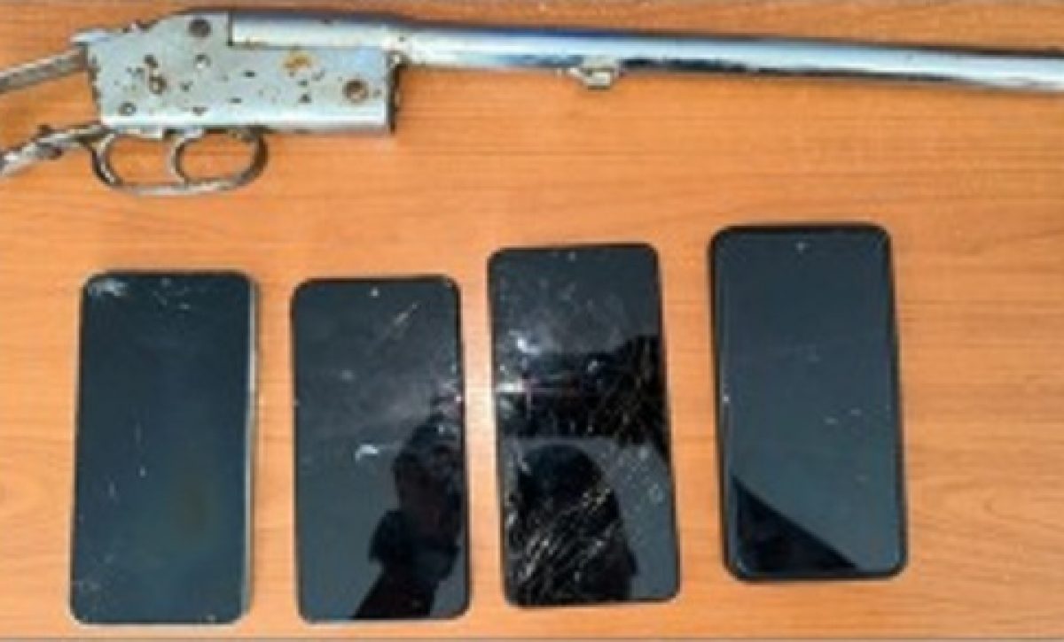 Las evidencias decomisadas quedaron bajo custodia policial para su análisis.