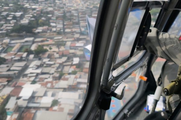 ¡Lluvia de billetes en Portoviejo! Ejército impulsa la línea de denuncias 131 con campaña aérea