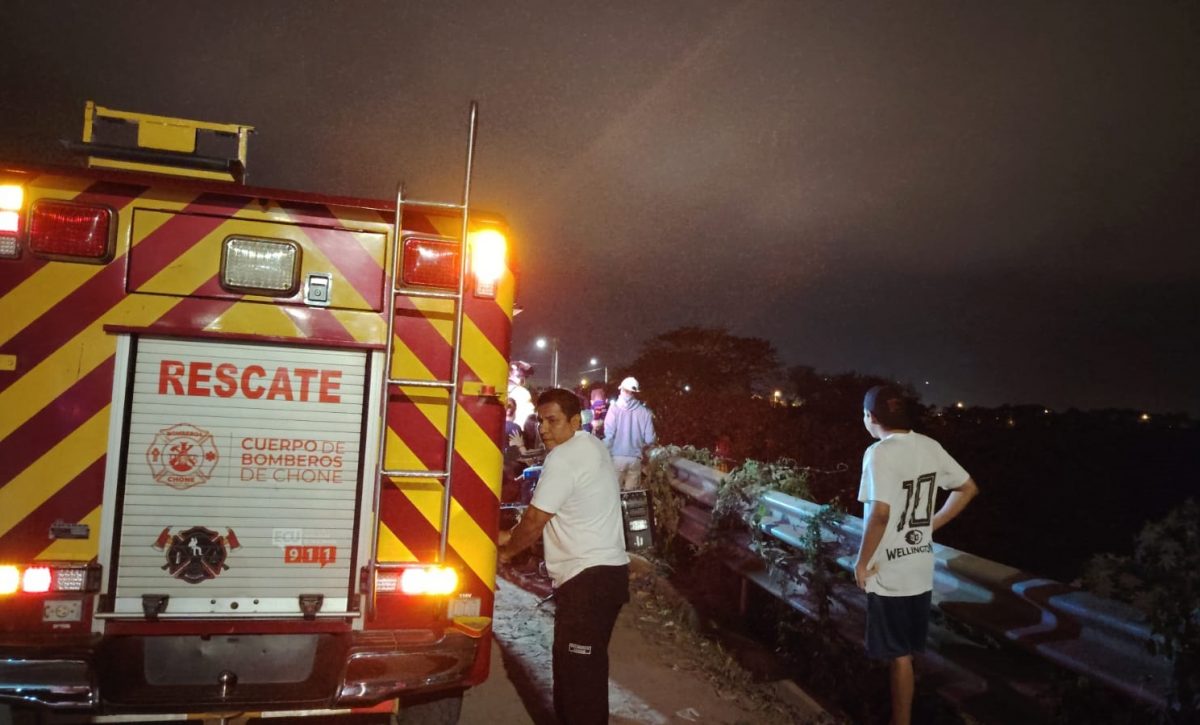 Los bomberos llegaron al lugar para efectuar el rescate del cuerpo del motociclista fallecido.